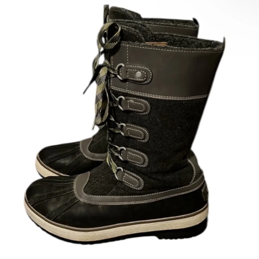 Authentic UGG Signature designer Waterproof boots sz 8 Euro 39